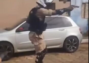 VÍDEO | Tumulto em Passos termina com três detidos, dois policiais feridos e viaturas danificadas
