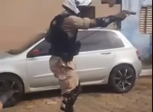 VÍDEO | Tumulto em Passos termina com três detidos, dois policiais feridos e viaturas danificadas
