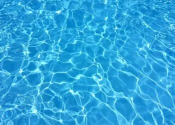 Bebê de um ano morre afogado em piscina