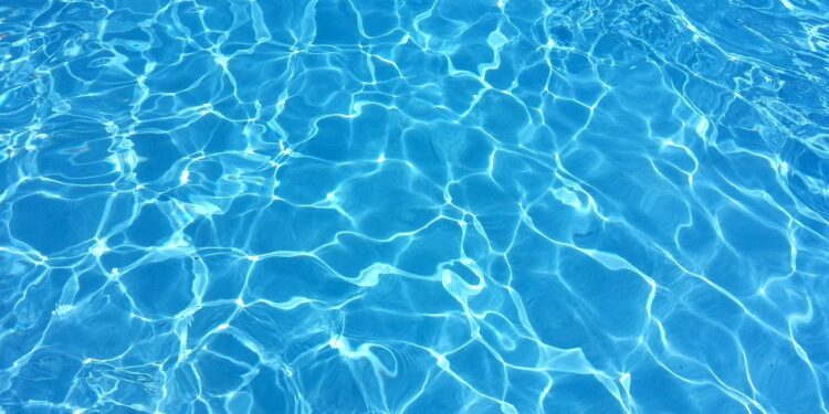 Bebê de um ano morre afogado em piscina