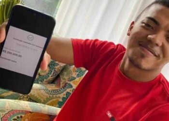 Pix errado: estudante devolve R$ 200 mil e recebe recompensa