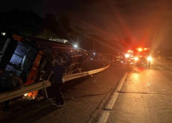 Ônibus tomba na BR-381 e deixa um ferido