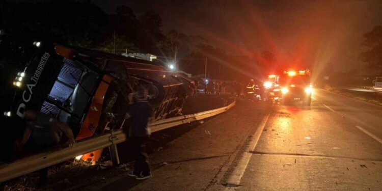 Ônibus tomba na BR-381 e deixa um ferido