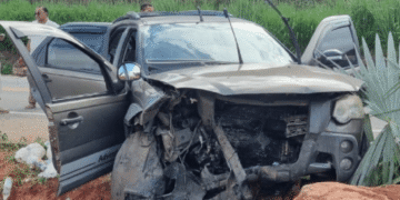 Tragédia – Mãe e filho morrem após carro em que estavam bater em uma pedra