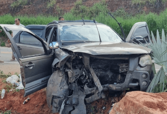 Tragédia – Mãe e filho morrem após carro em que estavam bater em uma pedra