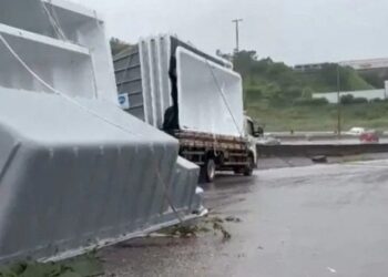 Caminhoneiro morre esmagado ao descarregar piscina na BR-381
