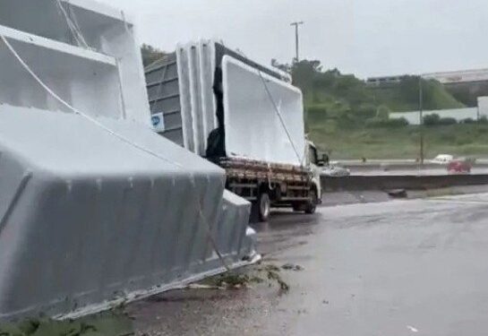 Caminhoneiro morre esmagado ao descarregar piscina na BR-381