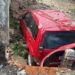 Carro desgovernado destrói muro e invade quintal de residência