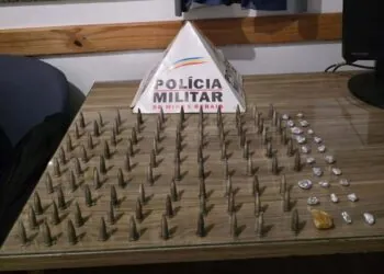 PM age rápido e apreende 100 pinos de cocaína em Alfenas