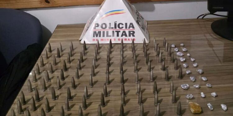 PM age rápido e apreende 100 pinos de cocaína em Alfenas