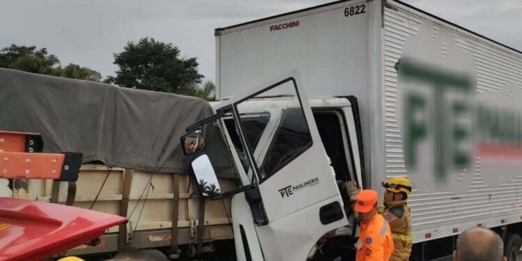 Caminhoneiro fica preso às ferragens após colisão na MGC-491