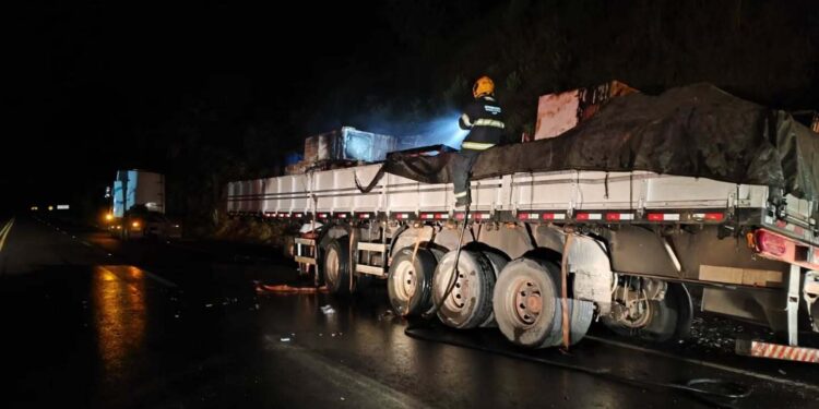 Falha nos freios provoca incêndio em carreta na MGC-491