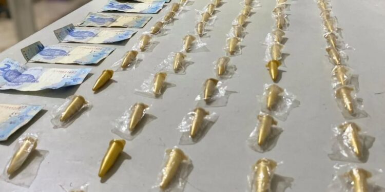 Polícia Militar apreende pinos de cocaína durante operação