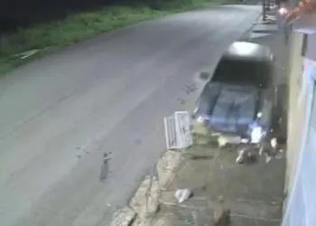 Motoristas abandonam veículo após colisão com residência