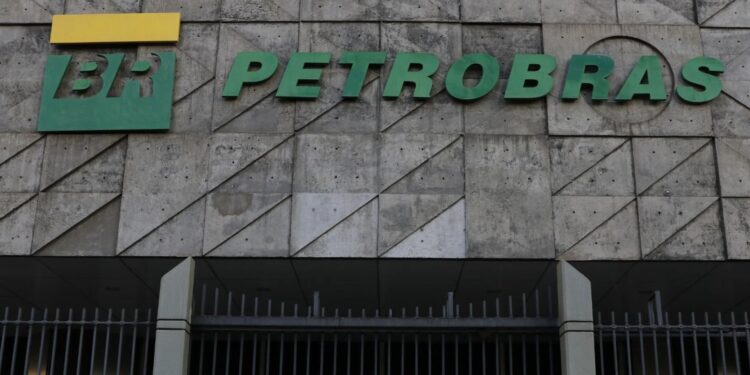 Petrobras deve lançar novo concurso e salários podem chegar a R$ 14 mil