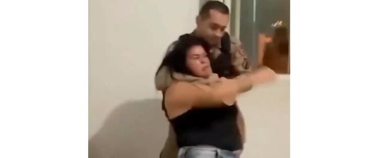 VÍDEO: Mãe é presa no Sul de Minas ao agredir policiais para tentar resgatar filho apreendido