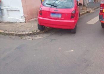 Carro sem motorista desce sozinho e atropela homem de 64 anos