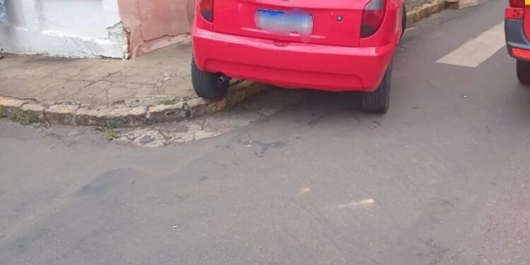 Carro sem motorista desce sozinho e atropela homem de 64 anos