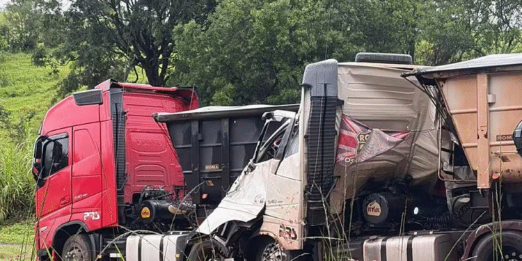 Câmera de segurança registra engavetamento causado por caminhão desgovernado