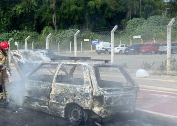Carro pega fogo em avenida central de cidade de Minas