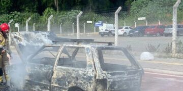 Carro pega fogo em avenida central de cidade de Minas