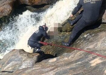 Jovem fica preso entre pedras em cachoeira e morre afogado.
