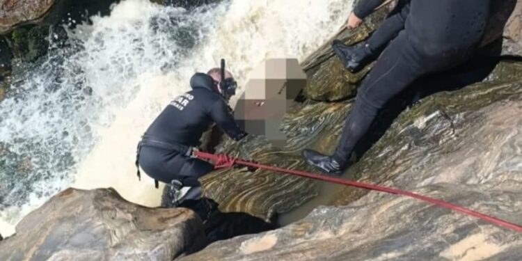Jovem fica preso entre pedras em cachoeira e morre afogado.