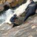 Jovem fica preso entre pedras em cachoeira e morre afogado.