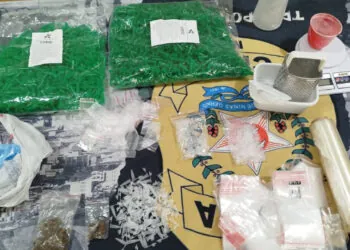 Operação policial prende três homens por tráfico de drogas