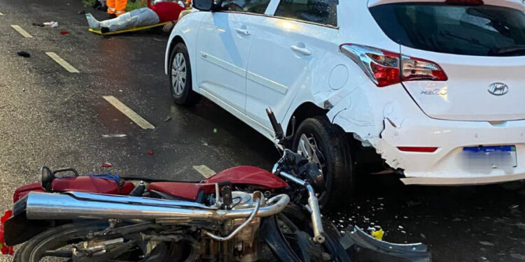 Motociclista colide com carro estacionado e deixa dois feridos