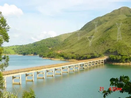 Ponte Torta em Carmo do Rio Claro é interditada para veículos de carga