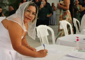 “Casei com a Educação”: Professora vai vestida de noiva a posse em concurso público