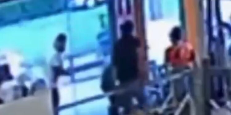 CRIME BÁRBARO – Imagens mostram homem sendo esfaqueado e morto dentro da academia