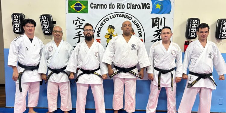 FOTOS: Projeto de karatê forma novos faixas pretas em Carmo do Rio Claro