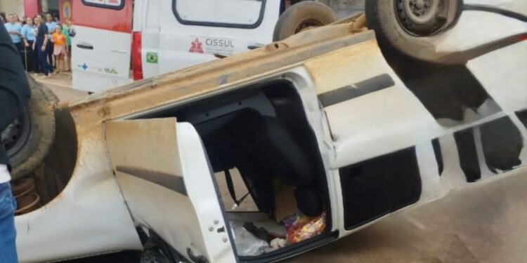 Veículo atinge canteiro e capota em Campos Gerais