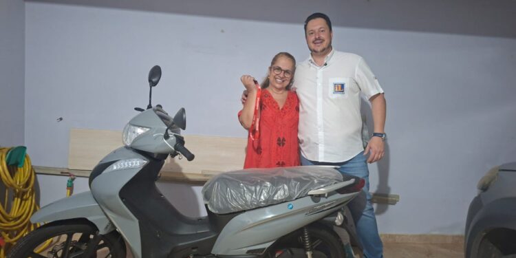 VÍDEO| Moto 0Km do Supermercados Lima sai para mais uma moradora de Carmo; confira