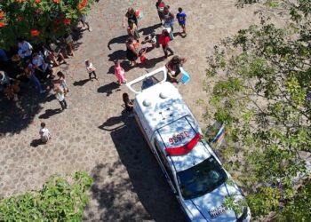 Vídeo: Polícia Militar e Projeto Tia Josi distribuem brinquedos a crianças de Alpinópolis