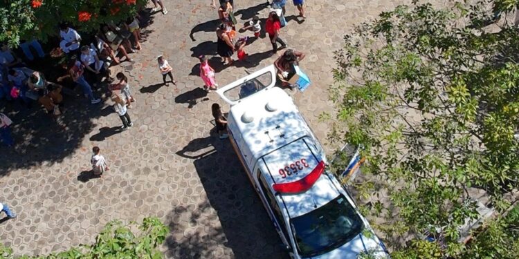 Vídeo: Polícia Militar e Projeto Tia Josi distribuem brinquedos a crianças de Alpinópolis