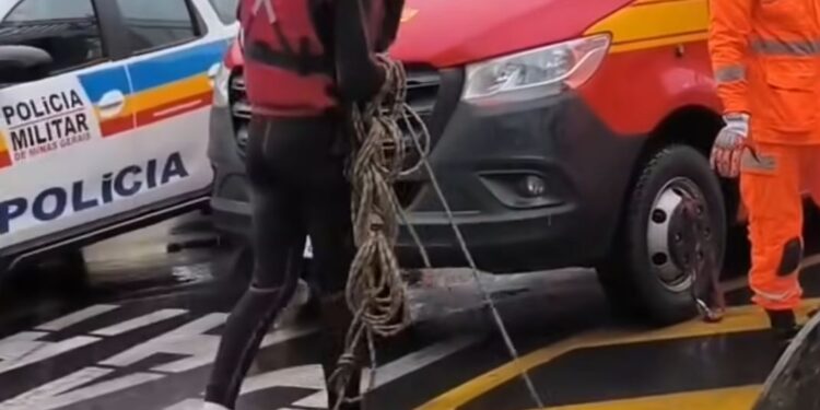 URGENTE – Criança de 7 anos desaparece em enxurrada enquanto brincava na rua; Bombeiros mobilizam buscas
