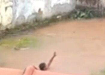Vídeo mostra criança pedindo socorro, enquanto outra foi levada por enxurrada; as buscas continuam