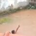 Vídeo mostra criança pedindo socorro, enquanto outra foi levada por enxurrada; as buscas continuam