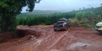Caminhonete furtada é abandonada após perseguição