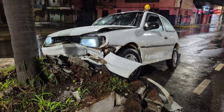 Mulher perde o controle da direção e bate em canteiro central da avenida; vítima foi encaminhada para o Hospital Alzira Velano
