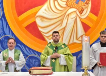 VÍDEO: Entre lágrimas e aplausos, Padre Hudson se despede da Sagrada Família em Carmo