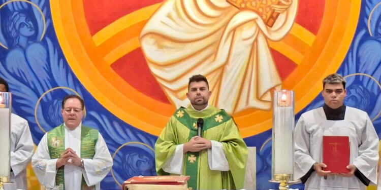 VÍDEO: Entre lágrimas e aplausos, Padre Hudson se despede da Sagrada Família em Carmo