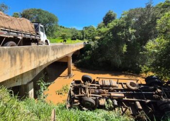 Caminhão cai de ponte após pane elétrica e colisão na MG‑050