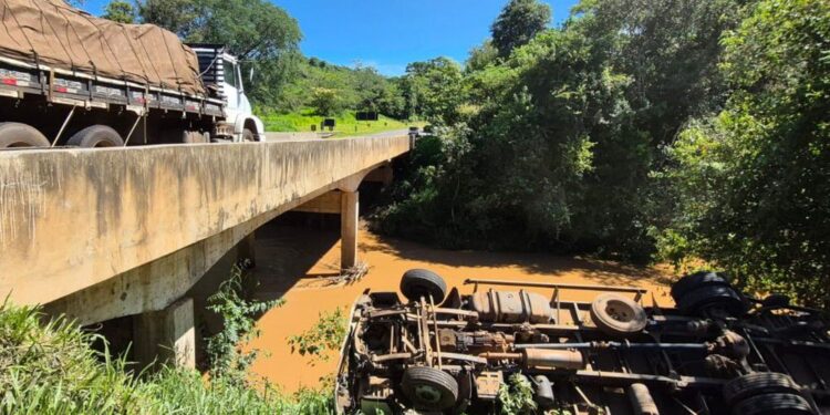 Caminhão cai de ponte após pane elétrica e colisão na MG‑050