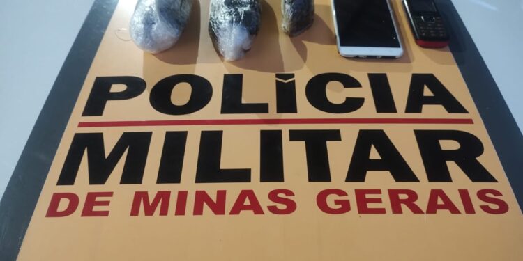 Abordagem policial em ônibus termina com prisão por tráfico de drogas