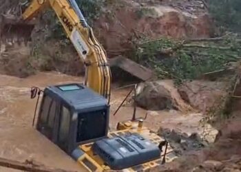Chuvas elevam nível de rio e atingem máquina da prefeitura em Minas