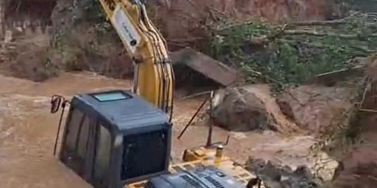 Chuvas elevam nível de rio e atingem máquina da prefeitura em Minas